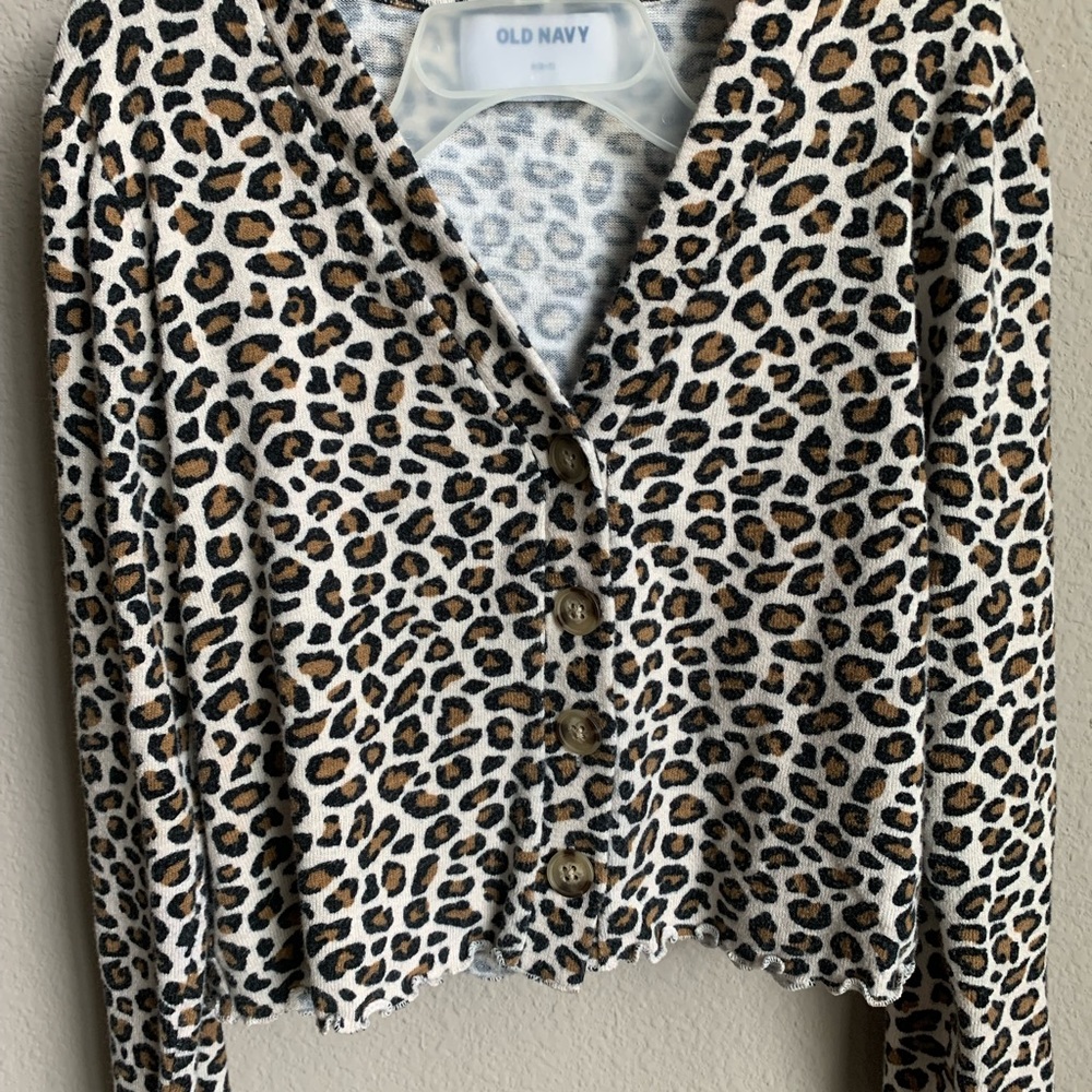Old Navy Girls leopard print sweater. Good condition. Size 6-7.